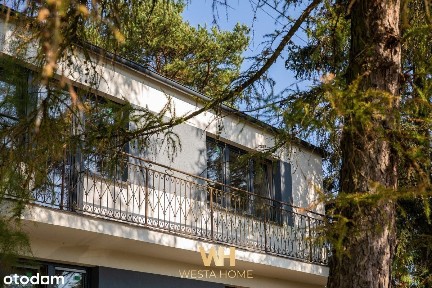 Dom wolnostojący w otoczeniu drzew. Zakroczym.