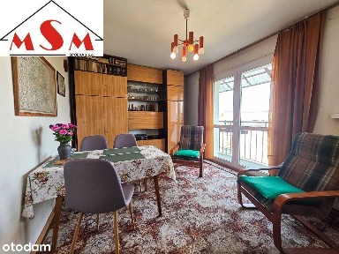 Os, Młodych z balkonem.