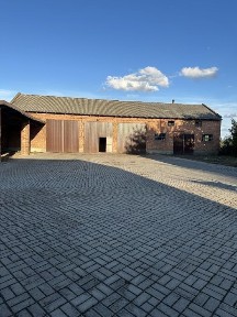 Dom z dużą działką, stawem i zabudowaniami- Borki, województwo łódzkie