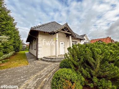 Komfortowy dom jednorodzinny z tarasem i ogrodem