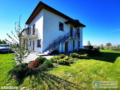 Dom z w pełni wyposażonym warsztatem samochodowym