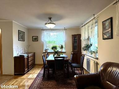 Dom w otoczeniu lasów ze wspaniałym ogrodem