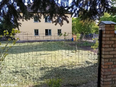 Przestronny blok z ogrodem w spokojnej okolicy.