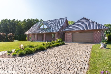 DOM ZE STAWEM OTOCZONY NATURĄ