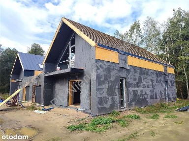 Nowoczesne bliźniaki łączone garażem, las