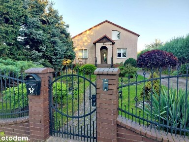 Dom z pięknym ogrodem, umeblowany. Garaż w budynku, piwnica, las, sad.