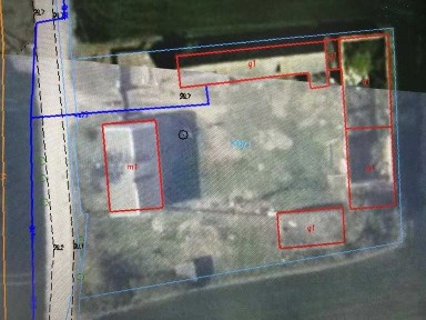 Dom z budynkami gospodarczymi