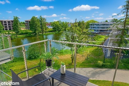 Komfortowy apartament z balkonem oraz widokiem na jezioro i marinę