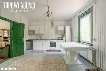 Dom z bali na dużej działce w spokojnej okolicy.