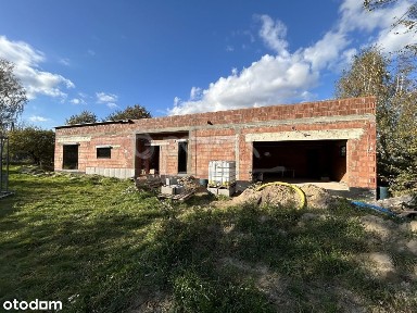 Działka z budynkiem mieszkalnym w trakcie budowy