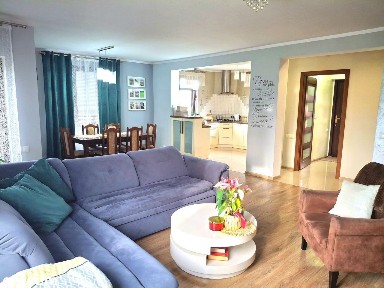 Przestronny dom z otwartą kuchnią, salonem, jadalnią i 3 sypialniami