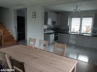 Piękny bliźniak z ogródkiem i dużym garażem