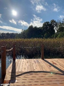 Dom z linią brzegową i pomostem