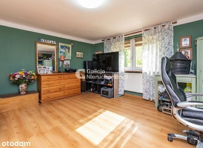 Dom wolnostojący z ogrodem, tarasem i garażem.