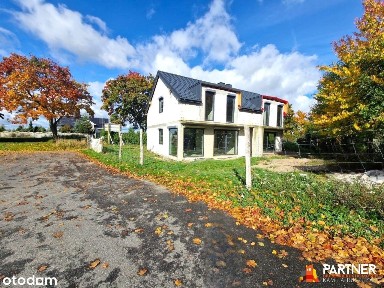 Koplin. Dom w stanie surowym zamkniętym w zabudowie szeregowej.