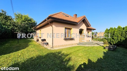 Ładny dom z budynkiem mieszkalno-gospodarczym