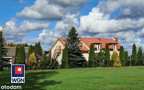 Bliźniak z budynkami produkcyjnymi