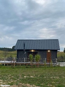 Działka z nowoczesnym domem z ogrodem, widokiem i linią brzegową