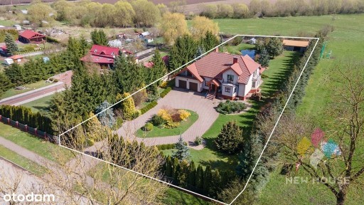 Przestronny dom z garażami, tarasem, staw, ogród