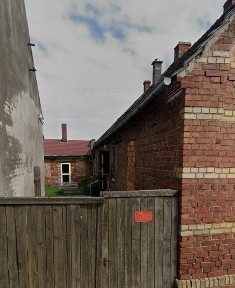 Dom z budynkami gospodarczymi