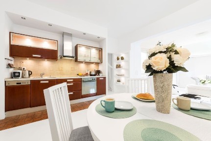 Elegancki apartment z widokiem na park i jezioro