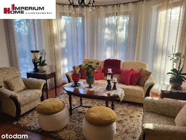 Dom w stylu dworkowym z widokiem na jezioro