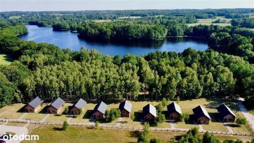 Domki nad jeziorem na Kaszubach