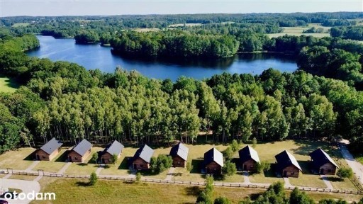 Domki nad jeziorem na Kaszubach
