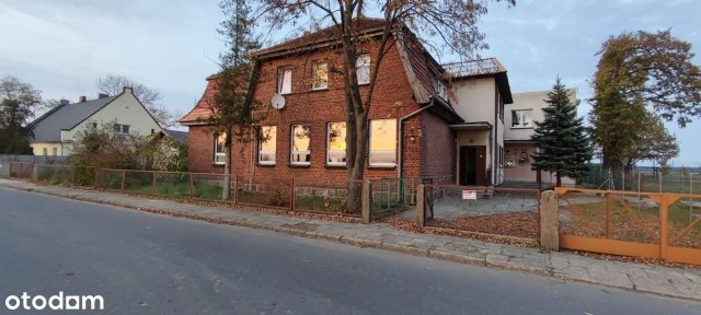 szkoła z czerwonej cegły