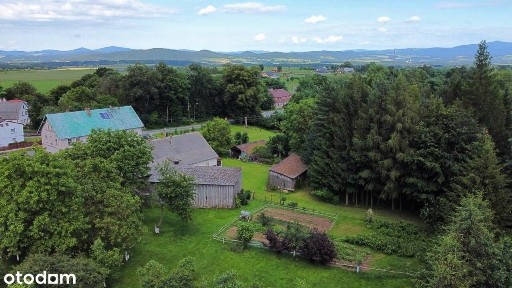 Dom z zabudowaniami gospodarczymi.