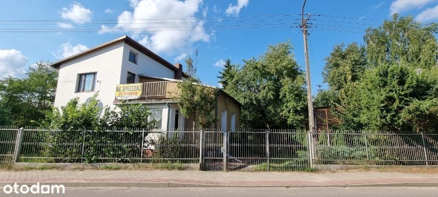 Dom z przestronnym ogrodem (z sadem i sadzawką)