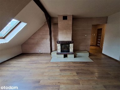 Klimatyczne 3-pokojowe mieszkanie z kominkiem i drewnianymi belkami.