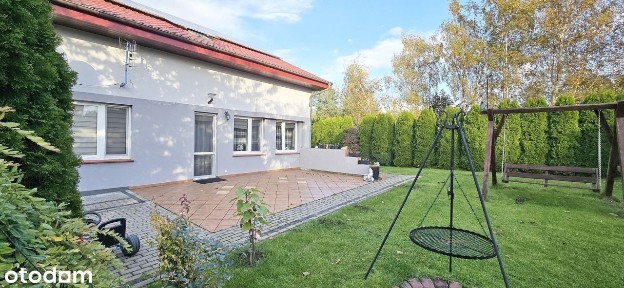 DOM NIEDALEKO MORZA I JEZIORA Z PANELAMI