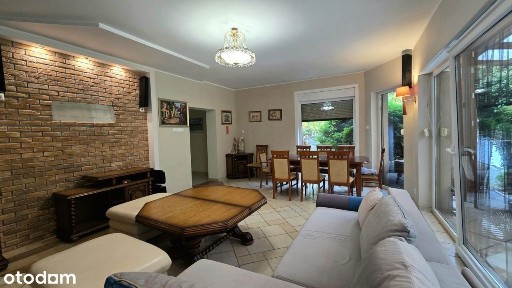 Dom z wyposażony z ogródkiem