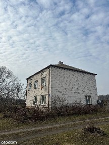 Dom w Siemiątkowie z budynkami gospodarczymi