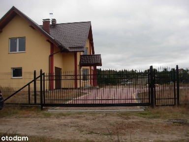 Dom pośród jezior i lasów