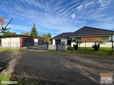 Parterowy Dom, 3 Garaże, Zagospodarowana Działka Obrzeża Kamienia Pom.