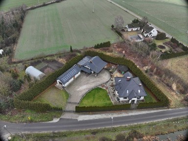 Dom z ogrodem, dwoma garażami i budynkiem gospodarczym