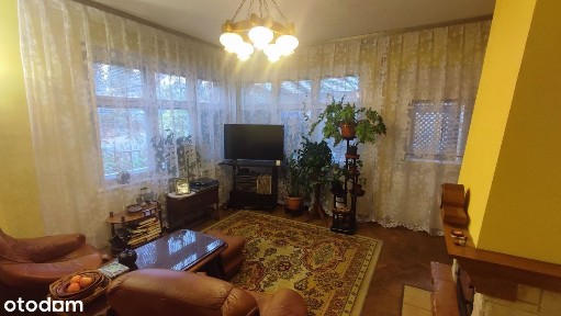 Przedwojenny modernistyczny dom w dzielnicy willowej z narożną działką