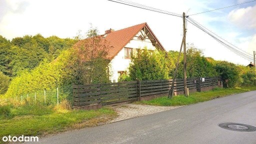 Komfortowy, z pięknym ogrodem oraz z dodatkową działką budowlaną (56a)