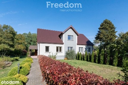 Dom w zabudowie bliźniaczej w lesie