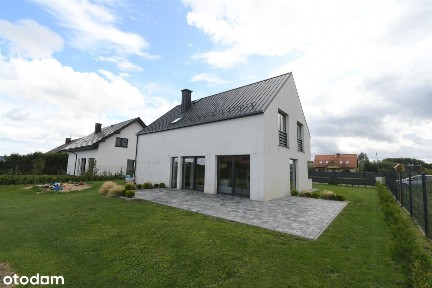 Nowoczesny dom z pompą ciepła i fotowoltaiką