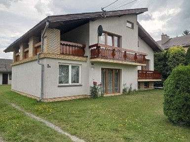 Dom wolnostojący z budynkiem gospodarczym i ogródkiem