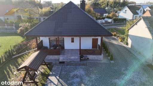 Dom w gminie Łęka Opatowska.