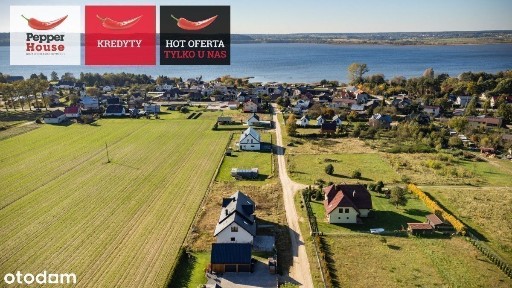 Nowoczesny dom w otoczeniu jeziora i lasu