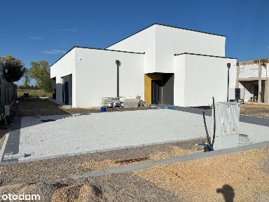 Nowoczesny energooszczędny parterowy dom w spokojnej okolicy