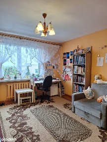 Dom dwurodzinny z dodatkowymi budynkami na działce 712m2