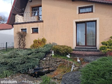 Dom jednorodzinny Wąwał zagospodarowaną działką.