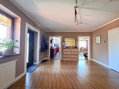 Dom wolnostojący. 4 pokoje, duża działka, murowany grill i wędzarnia.