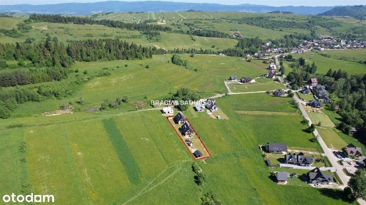 Dwa drewniane domy z czterema lokalami